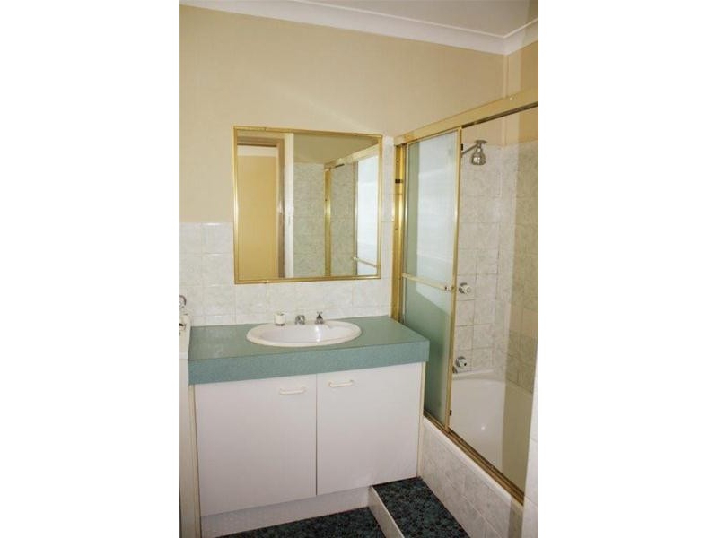 2/5 Parnoo Street, Chevron Island QLD 4217