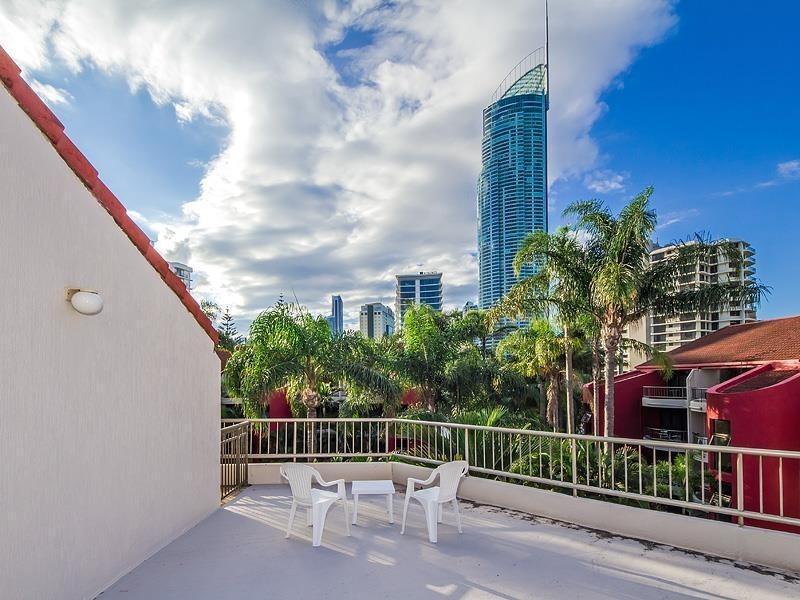 70/38 Enderley Avenue ‘Enderley Gardens’, Surfers Paradise QLD 4217