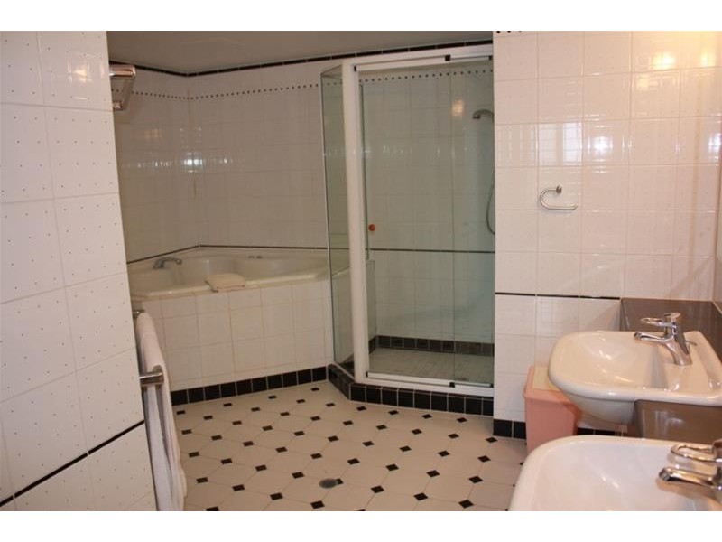 12 Commodore Drive (Grand Mariner), Paradise Waters QLD 4217