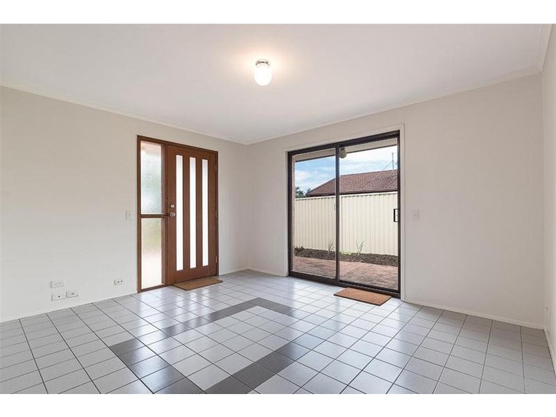 2/17 Callistemon Court, Arundel QLD 4214