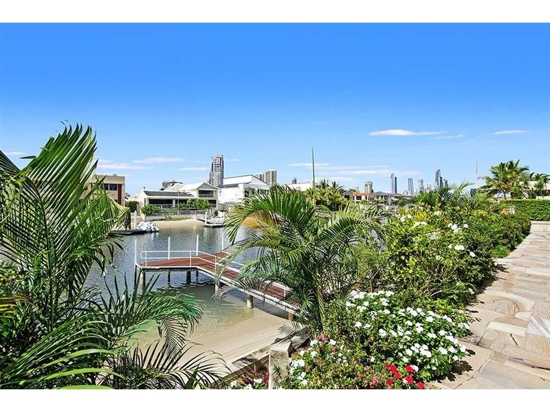 102 Commodore Drive, Paradise Waters QLD 4217