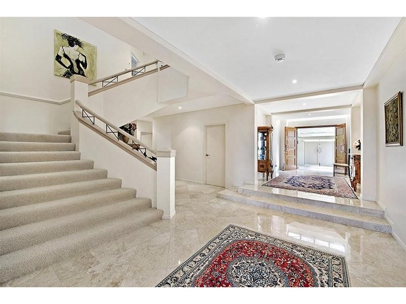 102 Commodore Drive, Paradise Waters QLD 4217