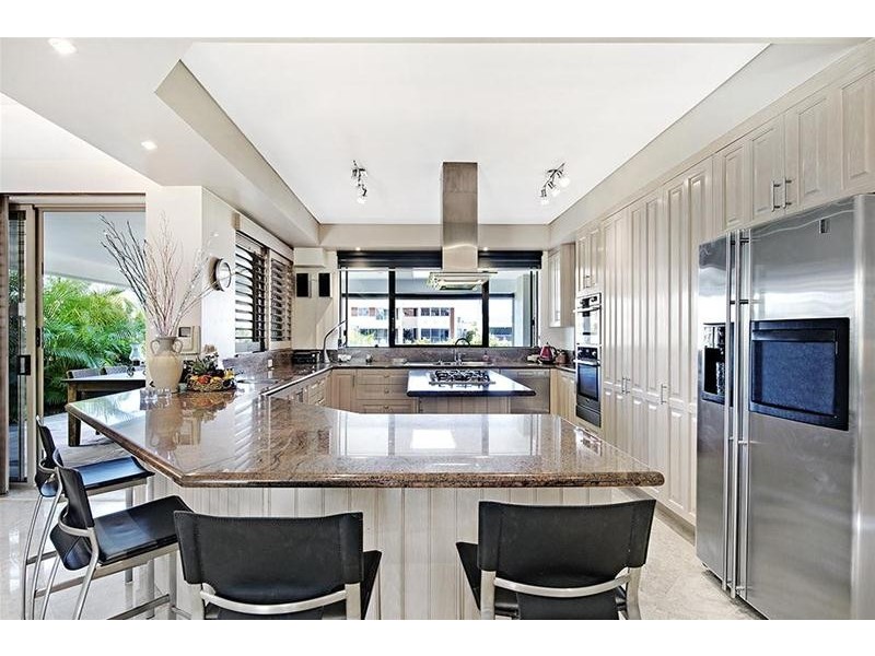 102 Commodore Drive, Paradise Waters QLD 4217