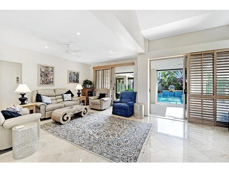 102 Commodore Drive, Paradise Waters QLD 4217