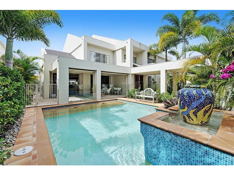 102 Commodore Drive, Paradise Waters QLD 4217