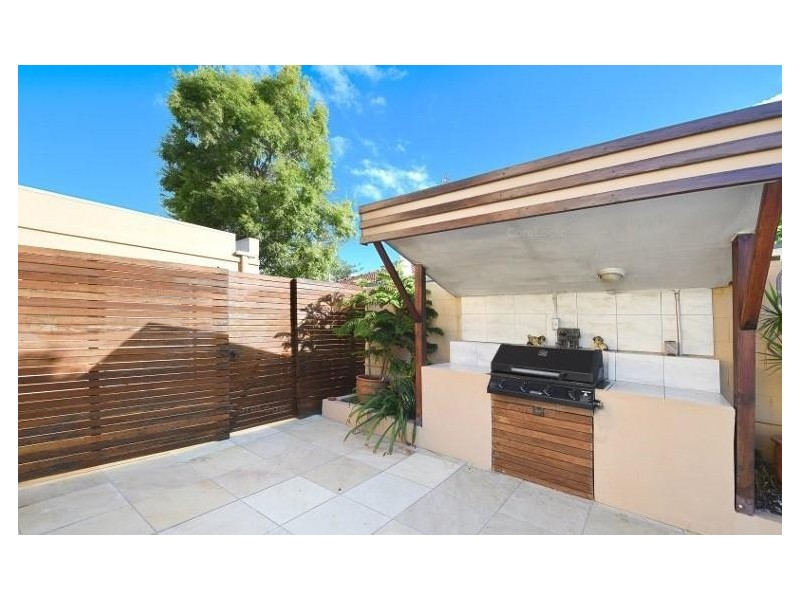 93 Amalfi Drive, Isle Of Capri QLD 4217