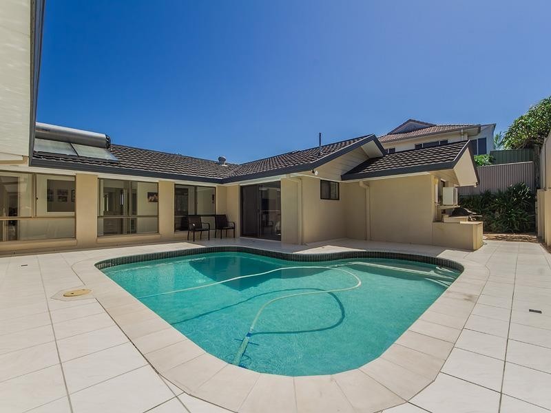 2 Nelson Court, Benowa QLD 4217