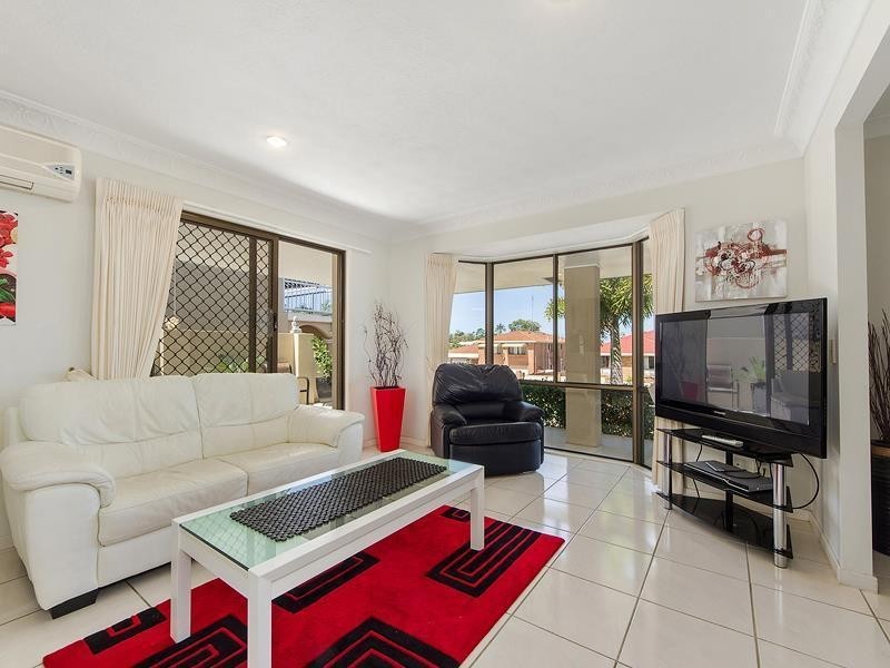 2 Nelson Court, Benowa QLD 4217