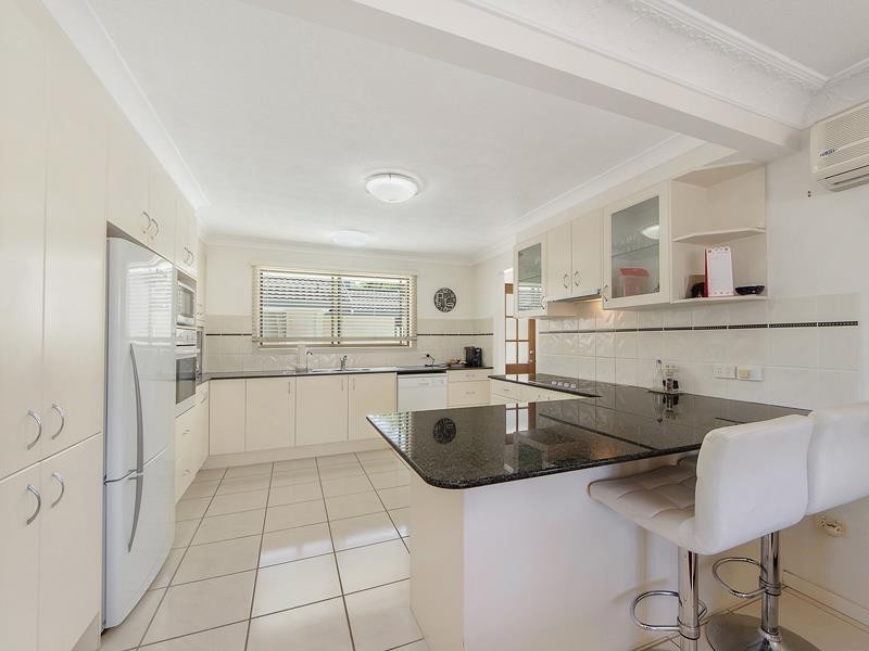 2 Nelson Court, Benowa QLD 4217