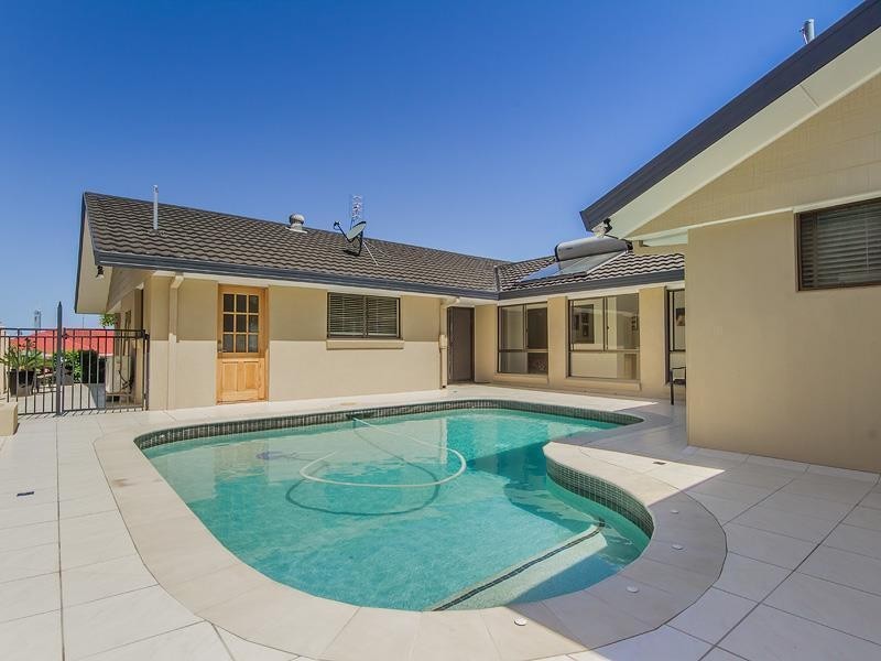 2 Nelson Court, Benowa QLD 4217