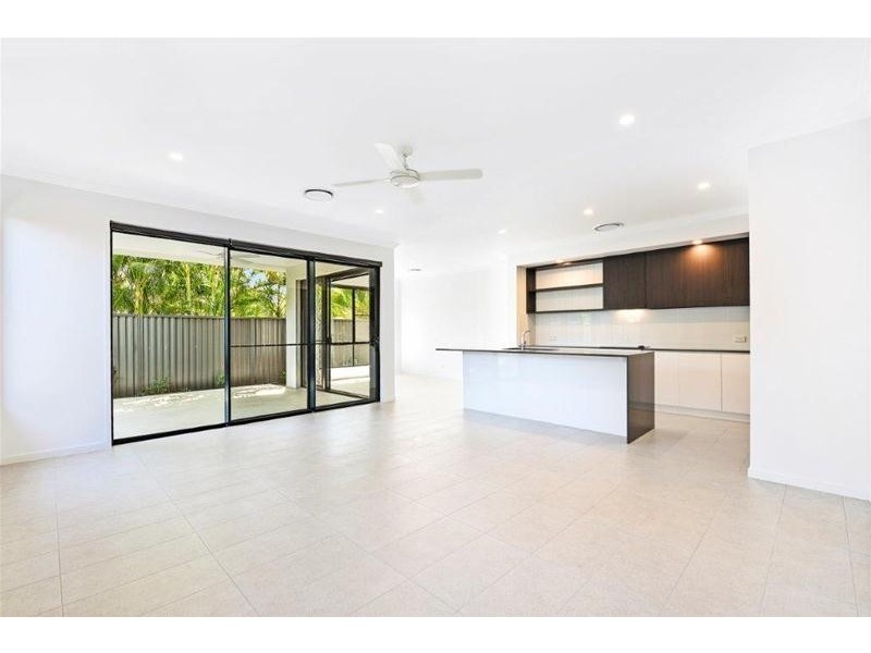 2/2 St Pauls Pace, Isle Of Capri QLD 4217