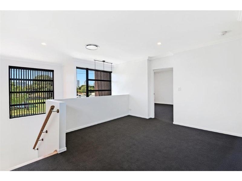 2/2 St Pauls Pace, Isle Of Capri QLD 4217