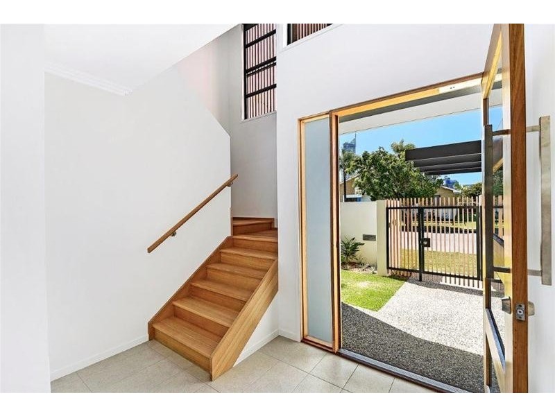 2/2 St Pauls Pace, Isle Of Capri QLD 4217