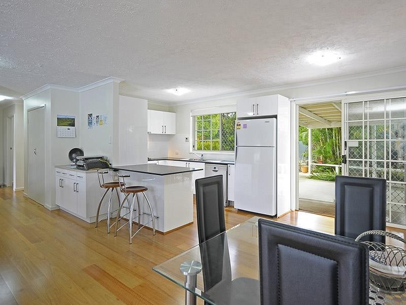 77 Savoy Drive, Broadbeach Waters QLD 4218