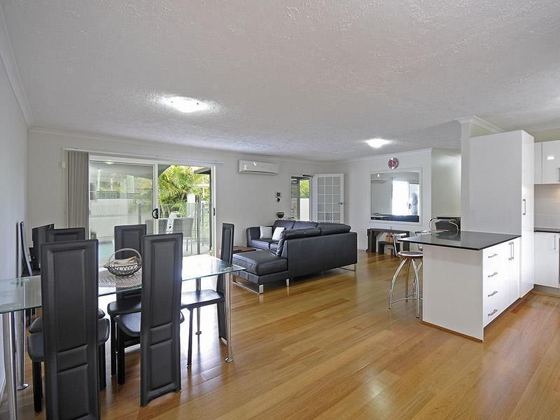 77 Savoy Drive, Broadbeach Waters QLD 4218