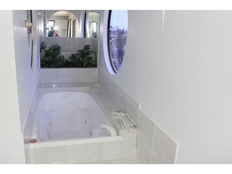 92 Commodore Drive, Paradise Waters QLD 4217