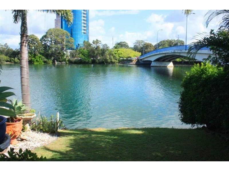 2/185 Stanhill Drive, Chevron Island QLD 4217