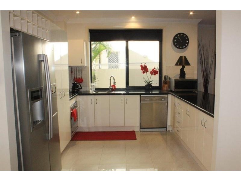 2/185 Stanhill Drive, Chevron Island QLD 4217