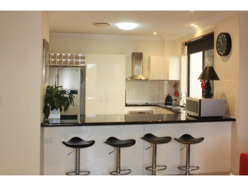 2/185 Stanhill Drive, Chevron Island QLD 4217