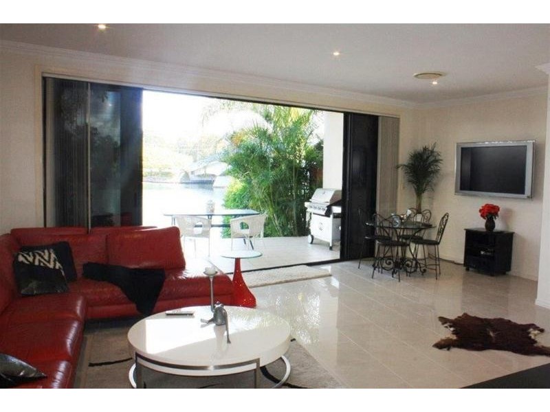 2/185 Stanhill Drive, Chevron Island QLD 4217