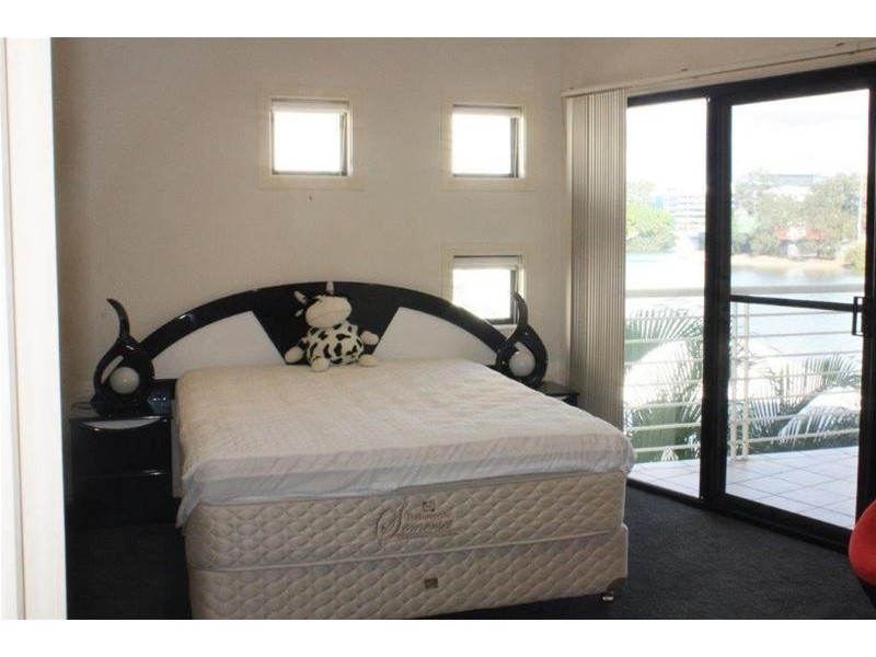 2/185 Stanhill Drive, Chevron Island QLD 4217