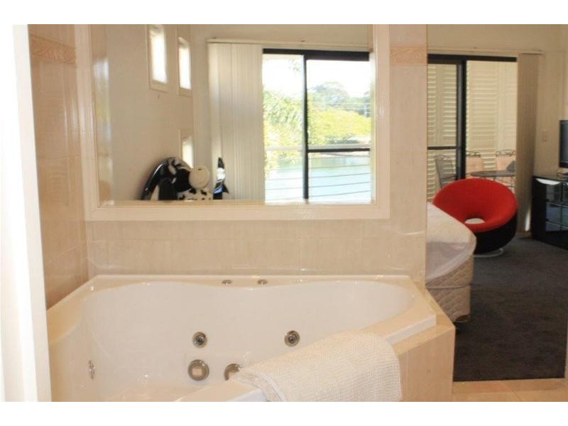 2/185 Stanhill Drive, Chevron Island QLD 4217