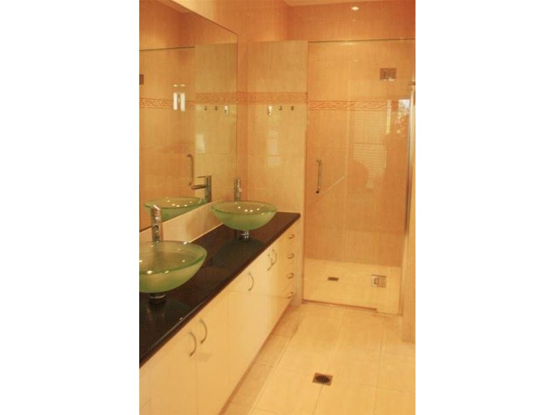 2/185 Stanhill Drive, Chevron Island QLD 4217