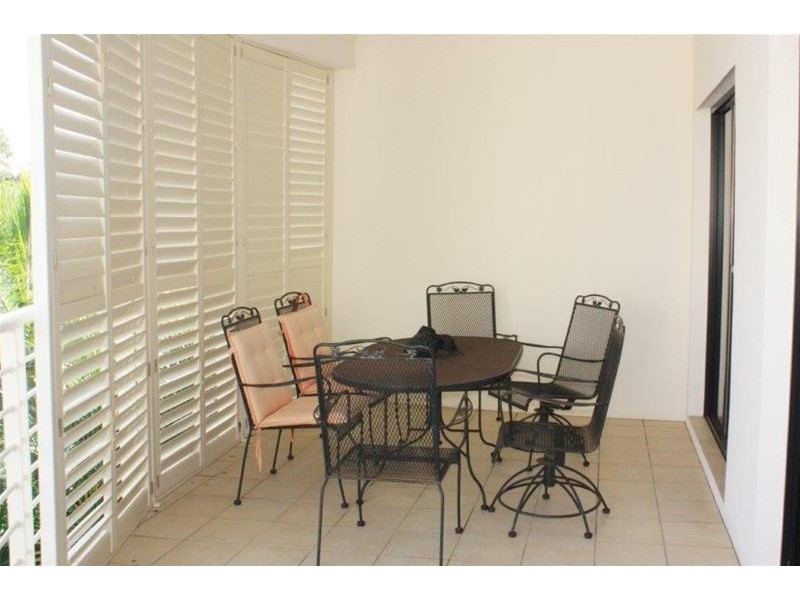 2/185 Stanhill Drive, Chevron Island QLD 4217