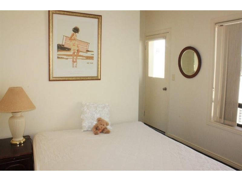 2/185 Stanhill Drive, Chevron Island QLD 4217