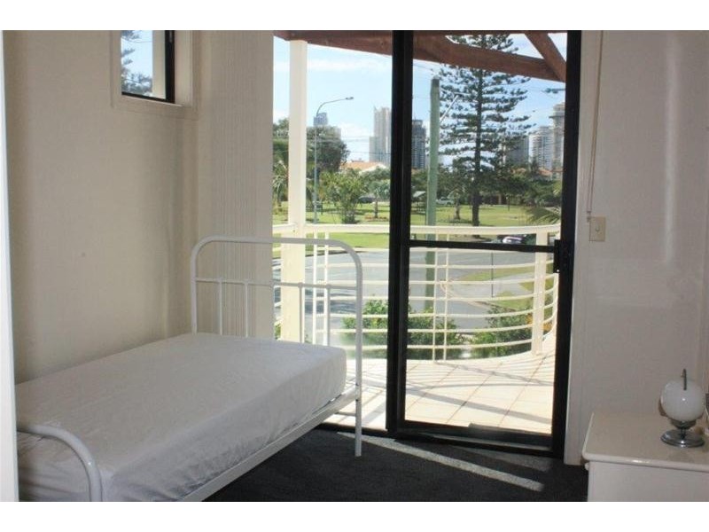 2/185 Stanhill Drive, Chevron Island QLD 4217