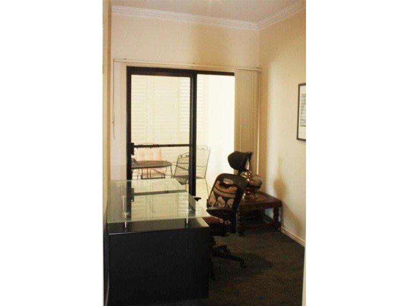 2/185 Stanhill Drive, Chevron Island QLD 4217