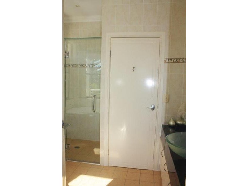 2/185 Stanhill Drive, Chevron Island QLD 4217