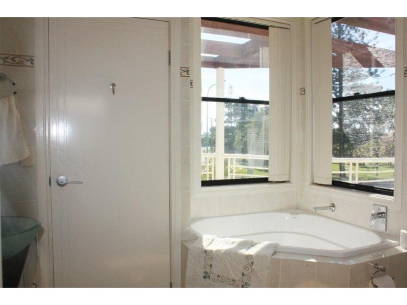 2/185 Stanhill Drive, Chevron Island QLD 4217