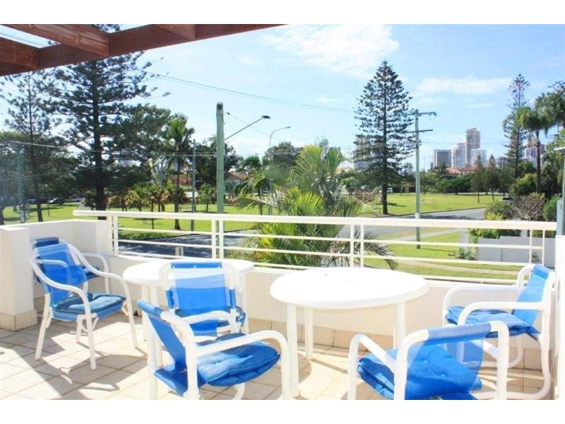 2/185 Stanhill Drive, Chevron Island QLD 4217