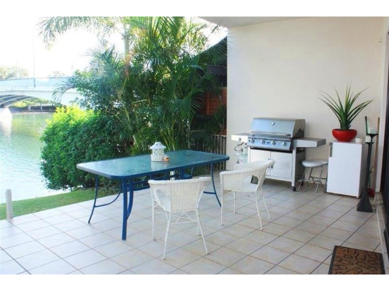 2/185 Stanhill Drive, Chevron Island QLD 4217