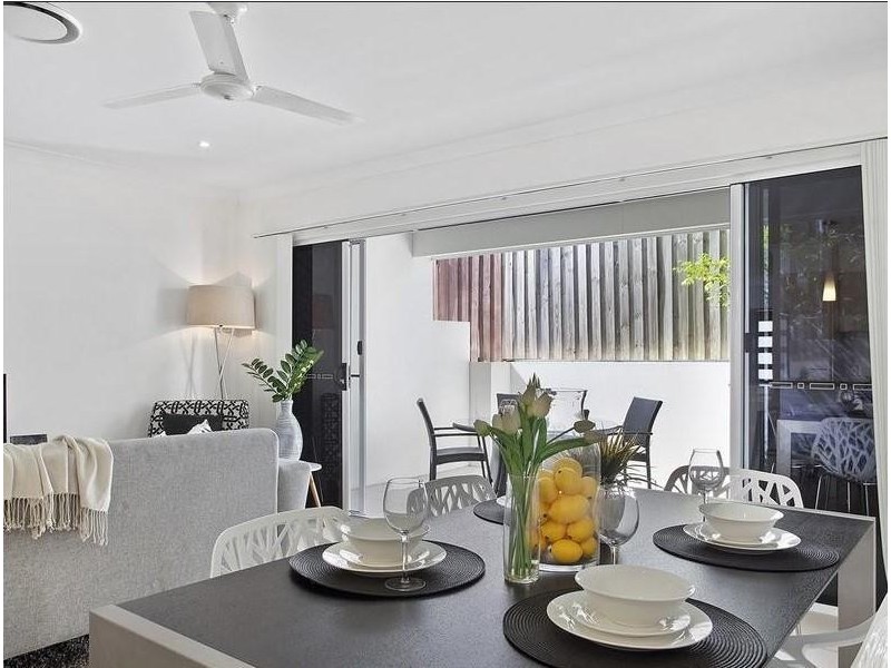 2/84 Falconer Street, Southport QLD 4215