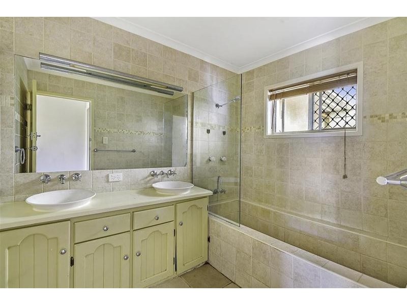 86 Kindra Avenue, Southport QLD 4215