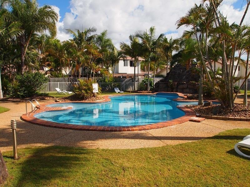 2 St Kevins Avenue, Benowa QLD 4217