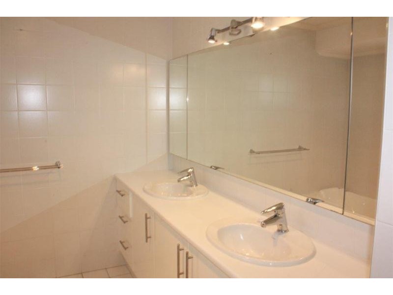 26 Long Island Court, Mermaid Waters QLD 4218