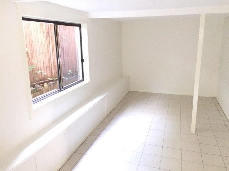 4 Lara Avenue, Southport QLD 4215