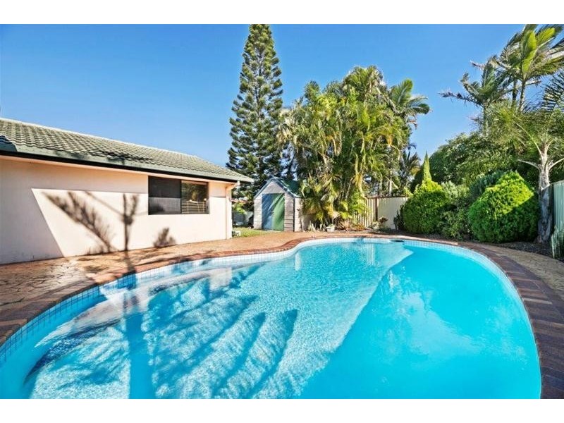 16 Peninsula Court, Mermaid Waters QLD 4218