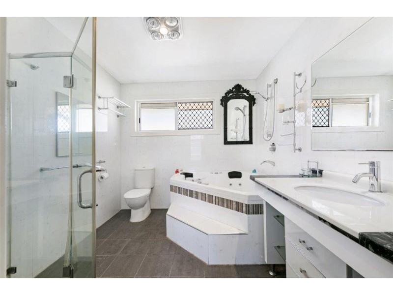 16 Peninsula Court, Mermaid Waters QLD 4218