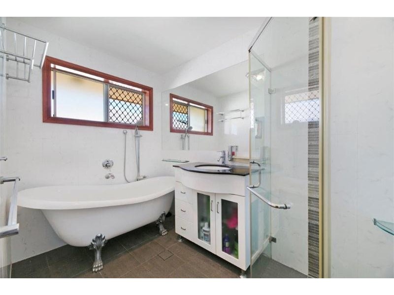 16 Peninsula Court, Mermaid Waters QLD 4218