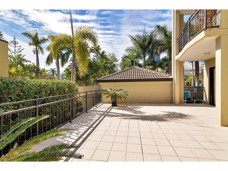8 Parnoo Street “Chevron Mansions”, Chevron Island QLD 4217