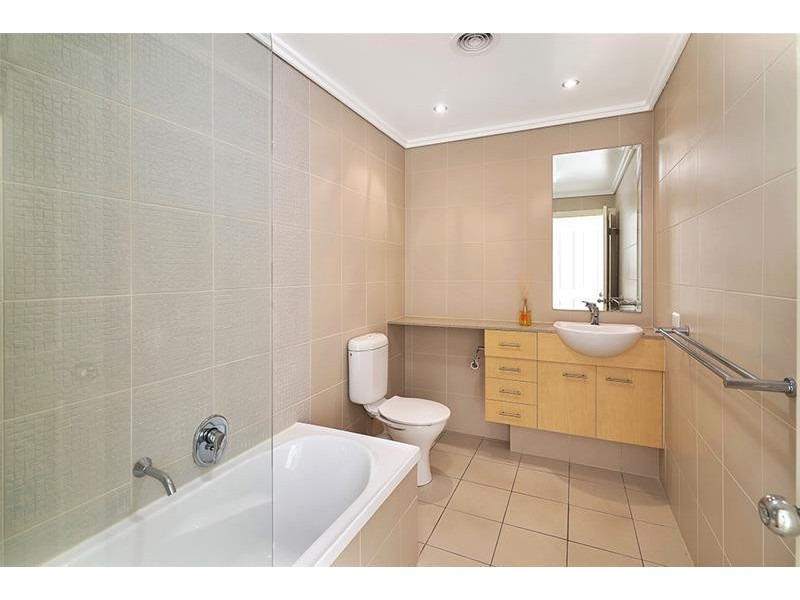 8 Parnoo Street “Chevron Mansions”, Chevron Island QLD 4217