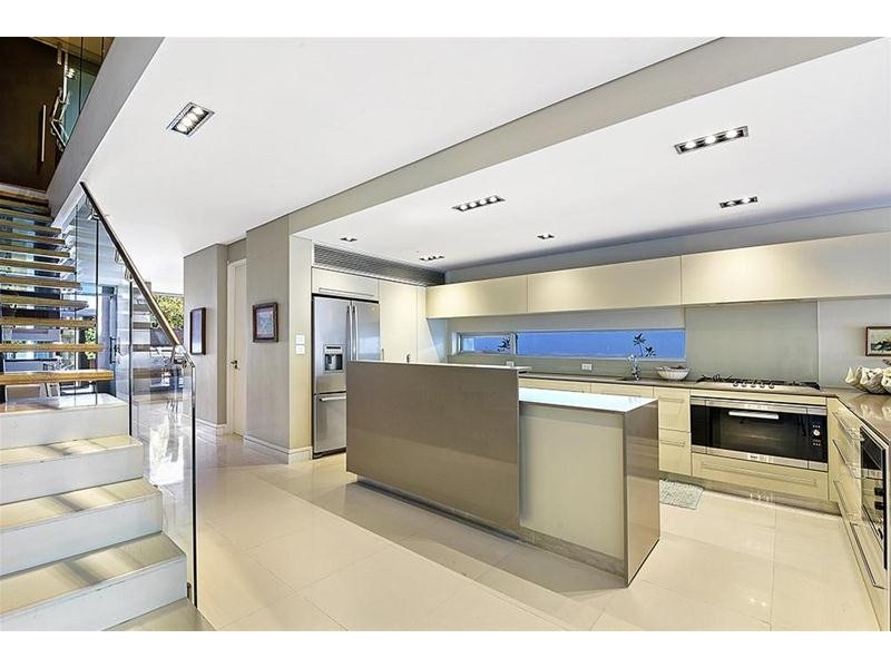 42 Peak Avenue, Main Beach QLD 4217