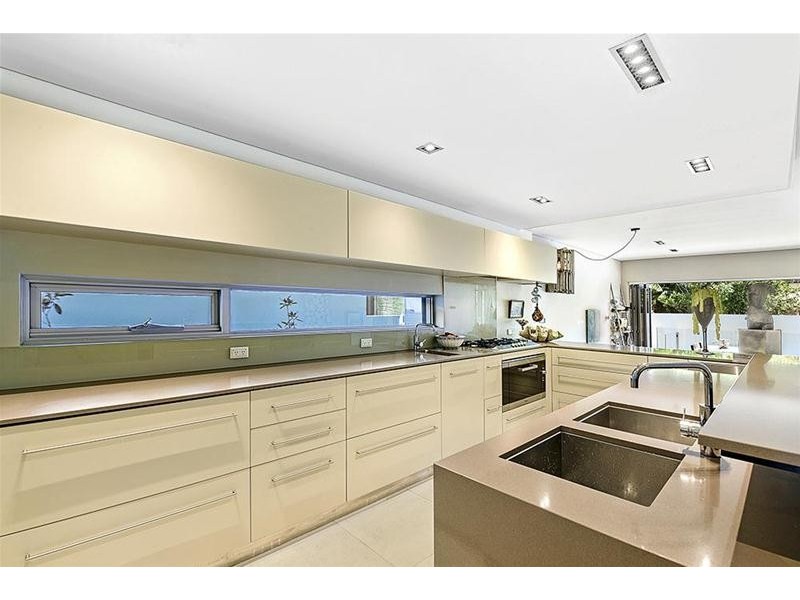 42 Peak Avenue, Main Beach QLD 4217