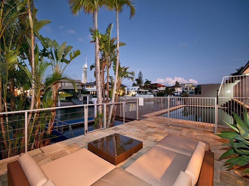 21  The Lido, Isle Of Capri QLD 4217