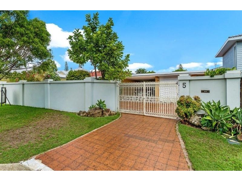 5 St Andrews Avenue, Isle Of Capri QLD 4217