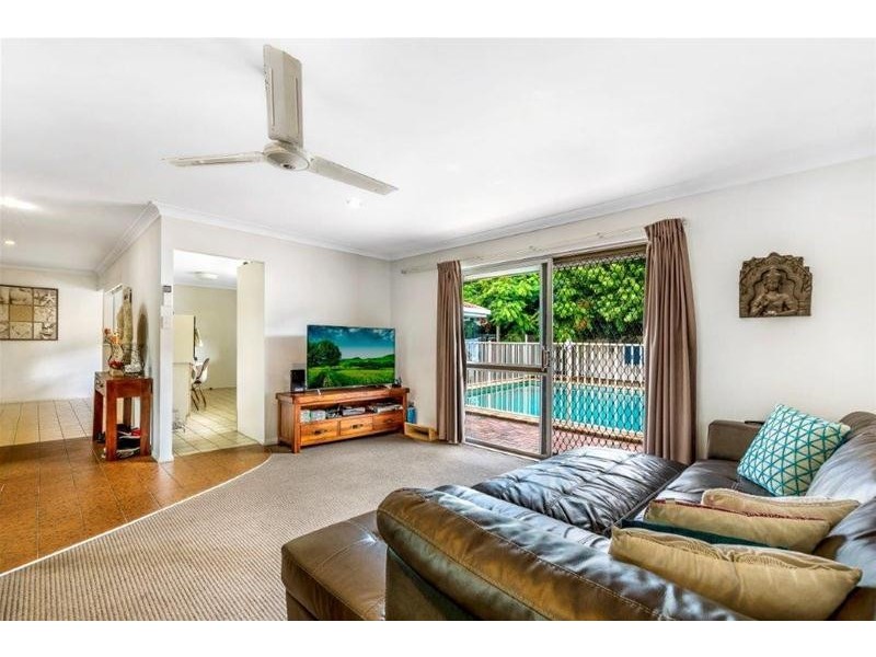 5 St Andrews Avenue, Isle Of Capri QLD 4217